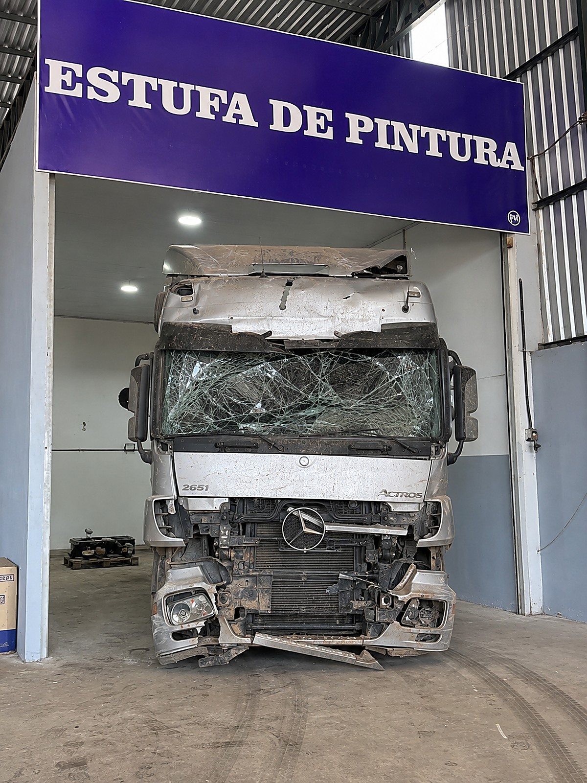 Mercedes Actros 2651 antes: frente destruída