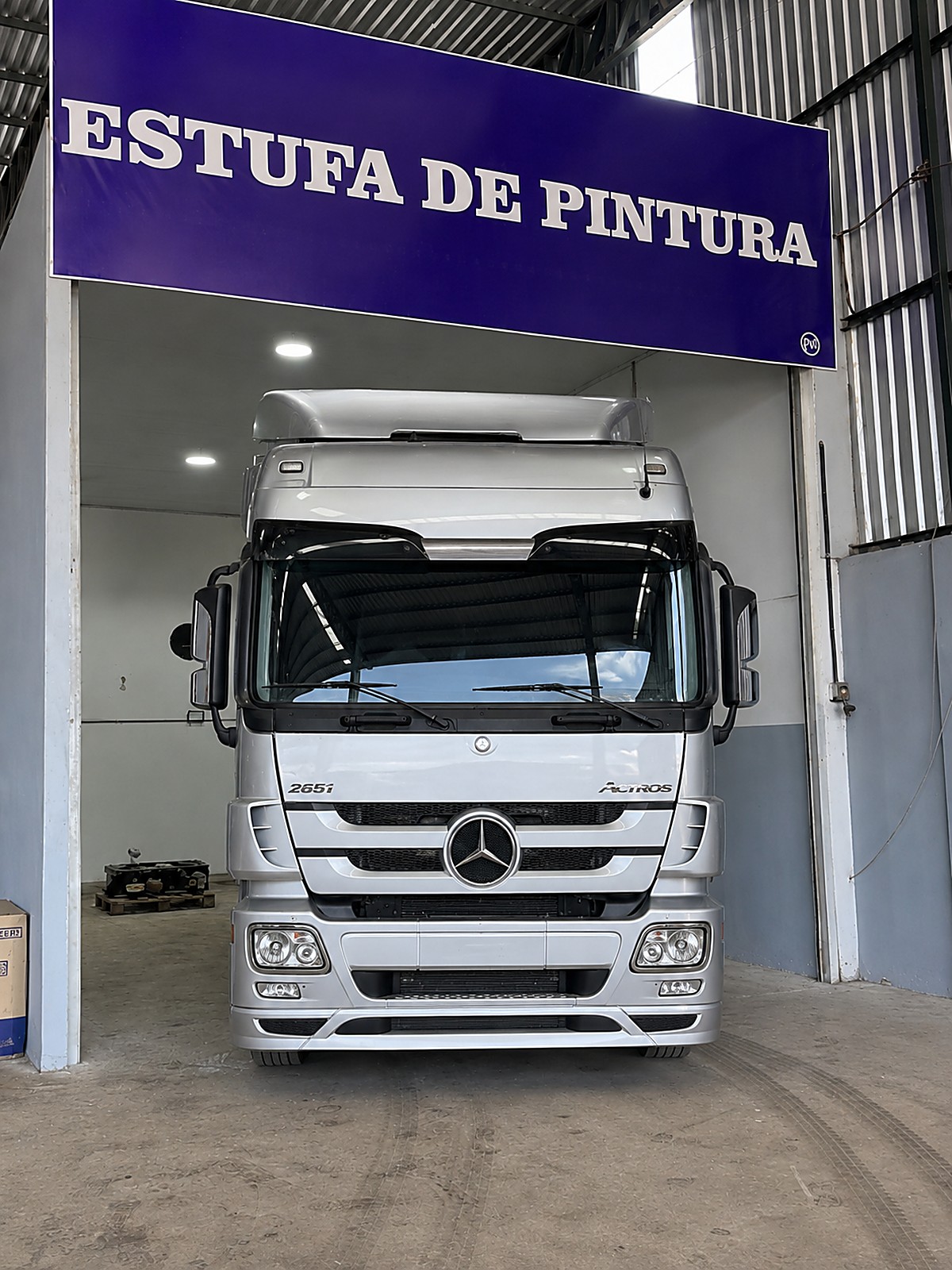 Mercedes Actros 2651 depois: frente inteira reconstruída