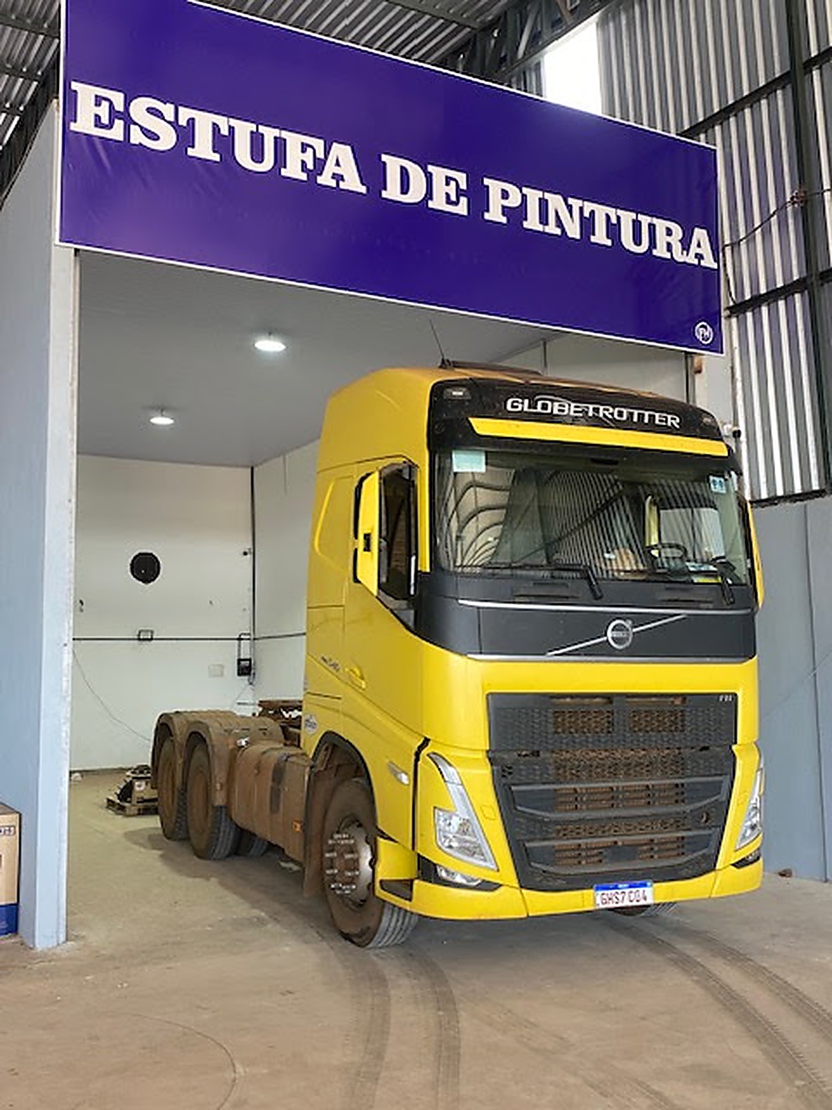 A estufa de pintura, fechada, com cavalo inteiro dentro
