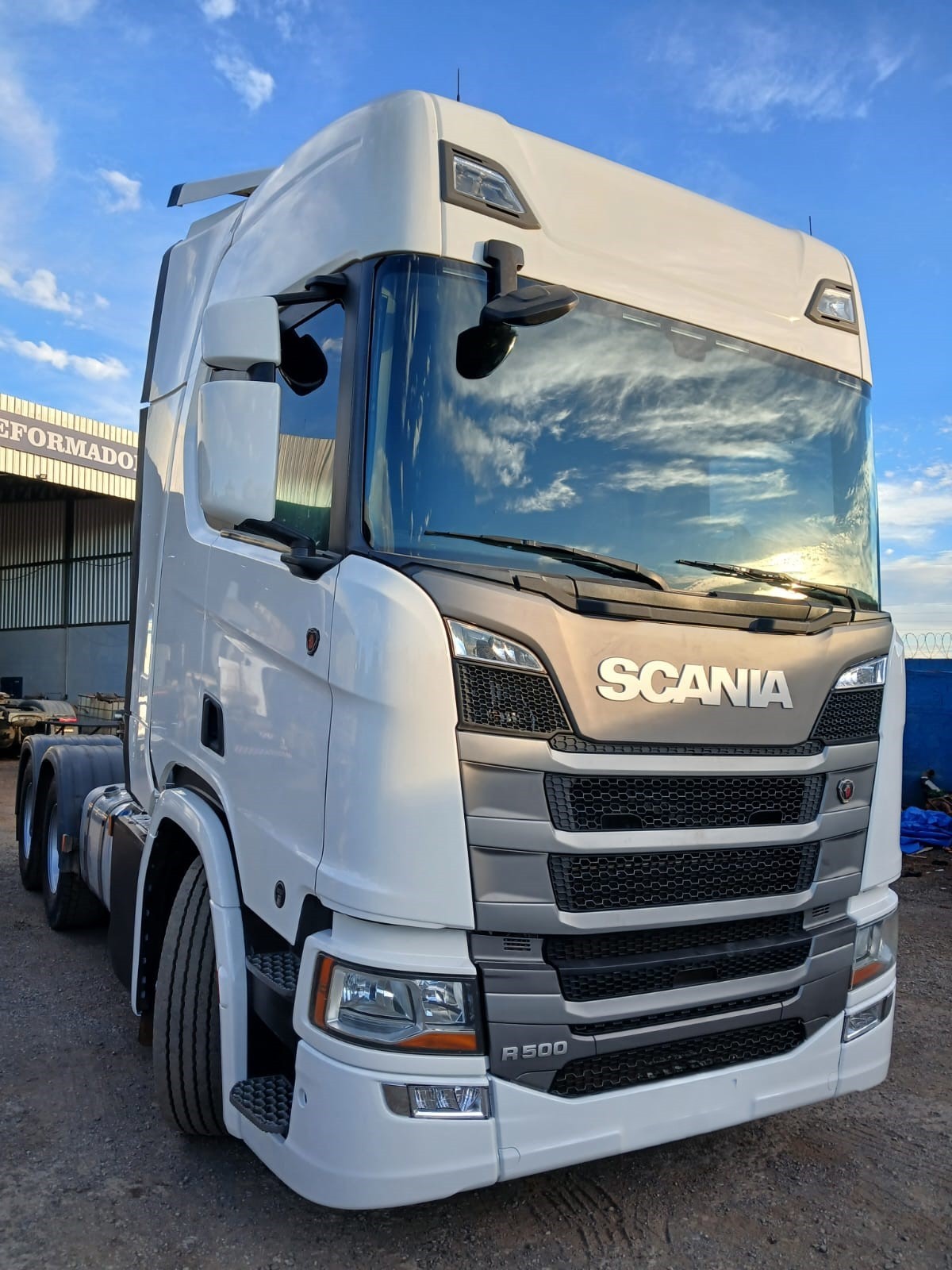 Scania pronto, do lado de fora
