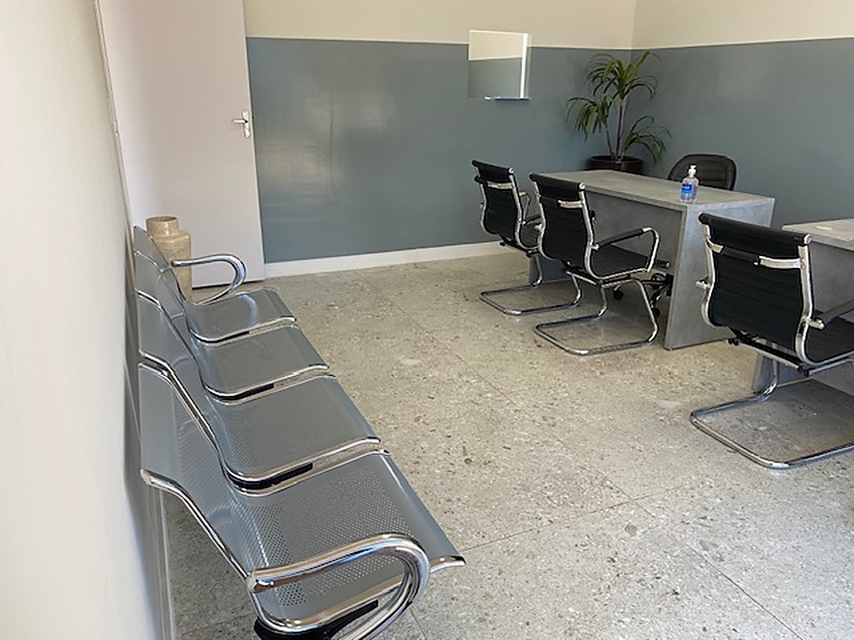 Recepção e sala de reunião da FHTECH, com mesa e cadeiras