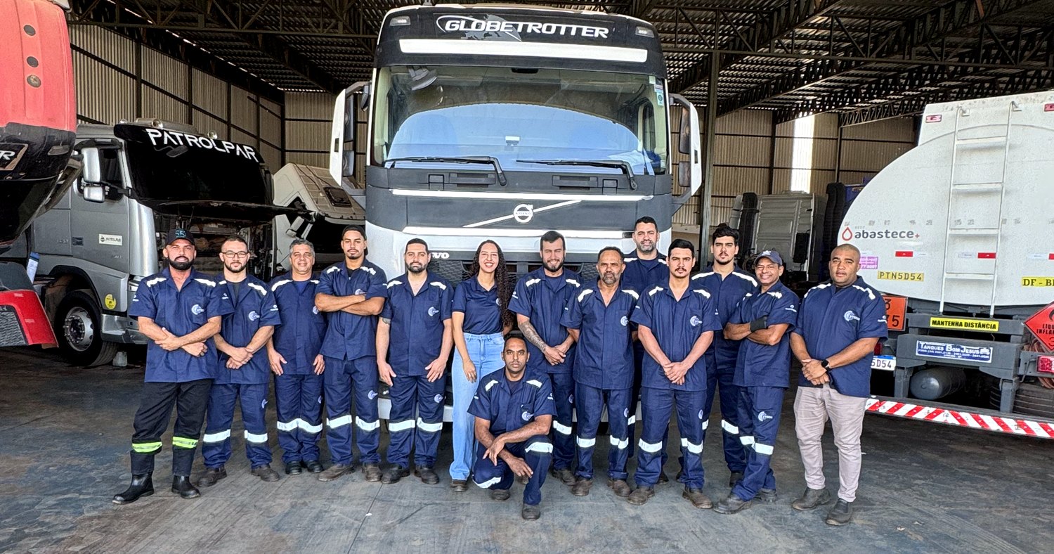 A equipe da FHTECH no galpão, em frente a um Volvo Globetrotter