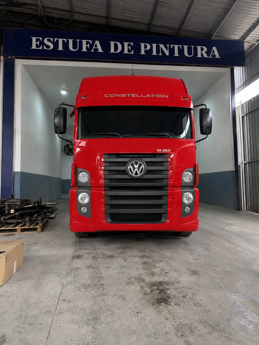 Volkswagen Constellation vermelho pronto
