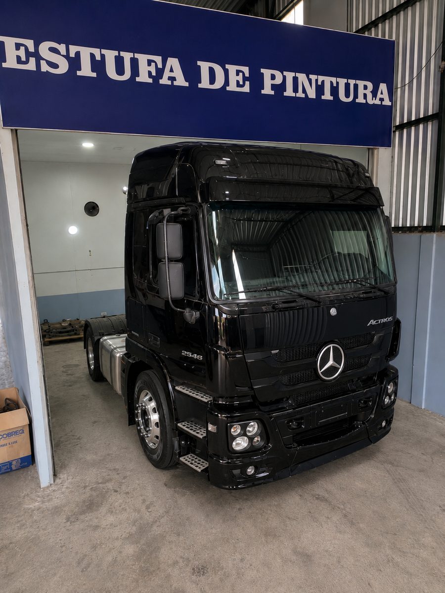 Mercedes Actros preto com pintura nova