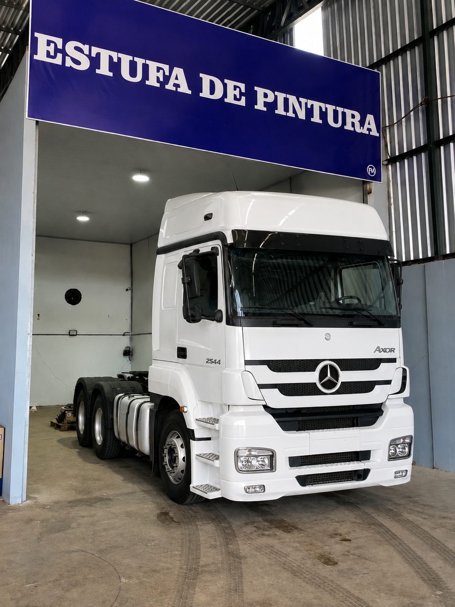 Mercedes Axor branco com a dianteira reconstruída