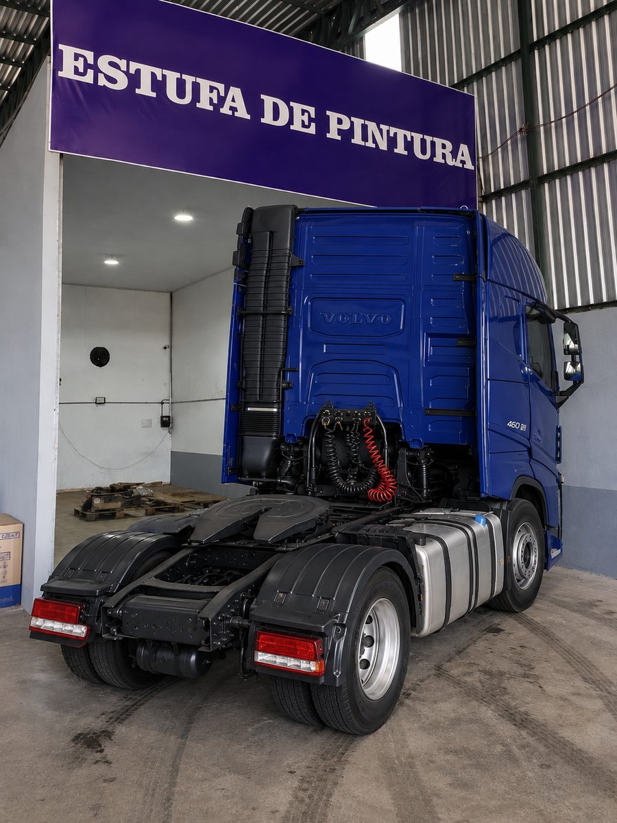 Volvo azul visto de trás, pintura nova