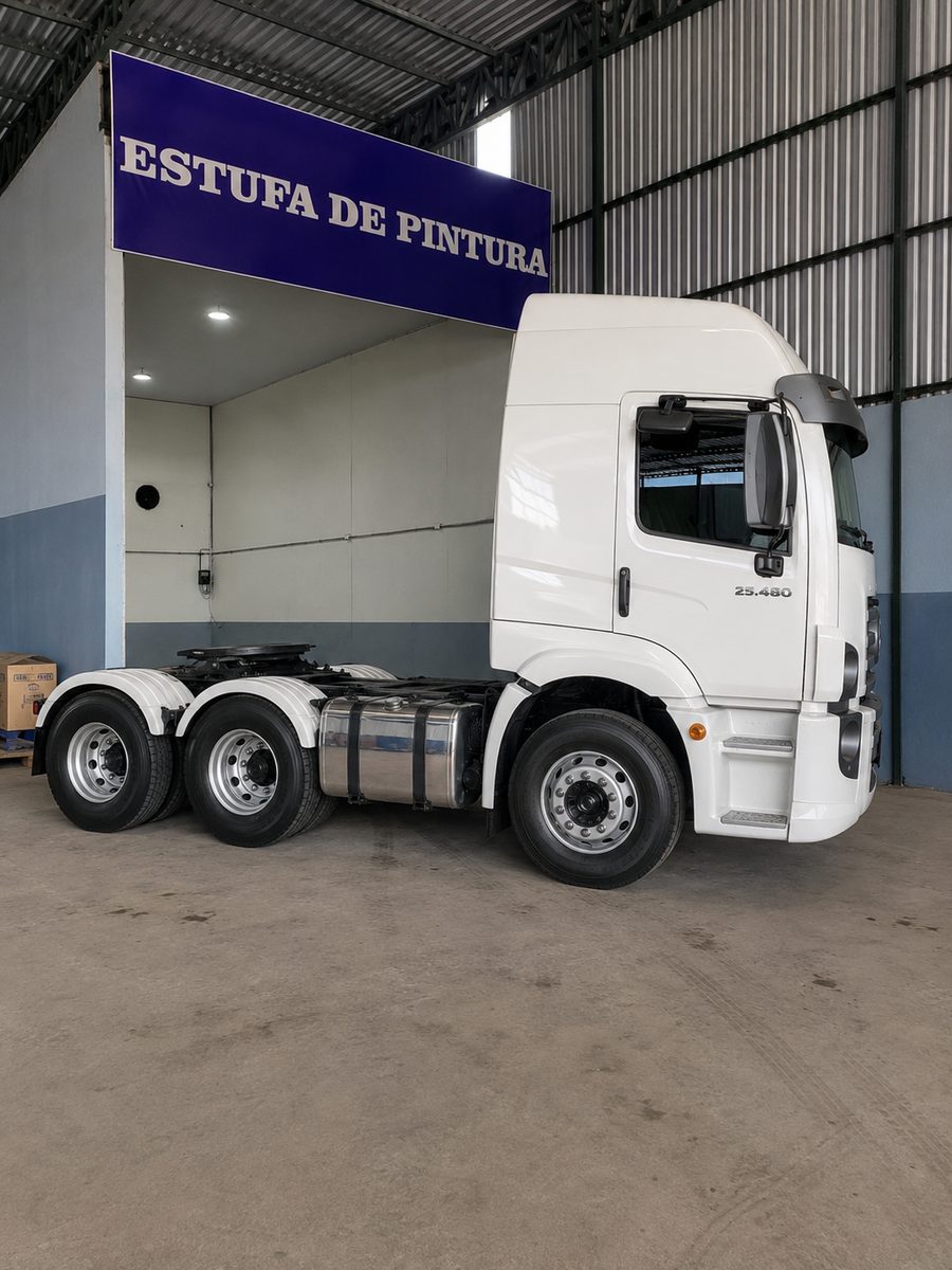Volkswagen branco com a lateral pronta