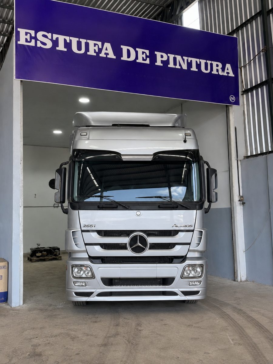 Mercedes branco de frente, restaurado
