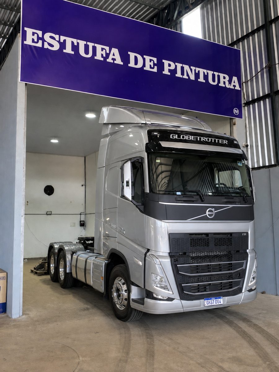 Volvo FH prata de frente, pronto