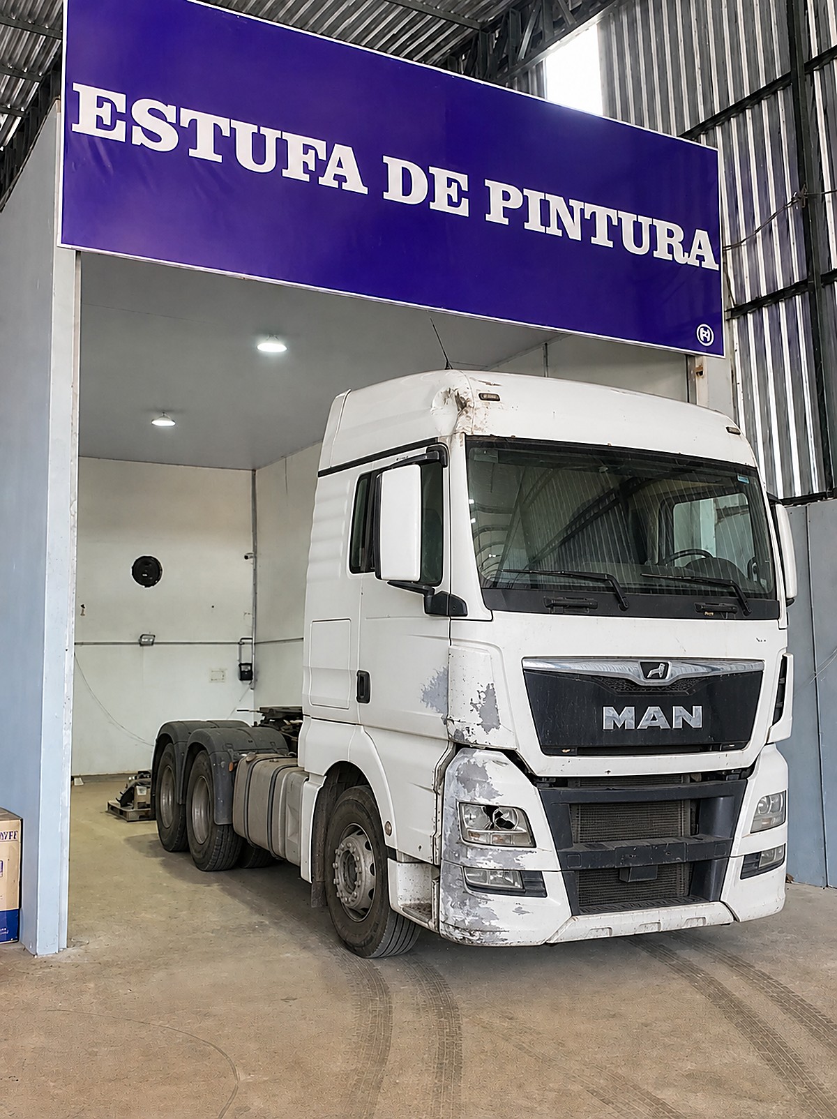 MAN TGX antes: chapa danificada