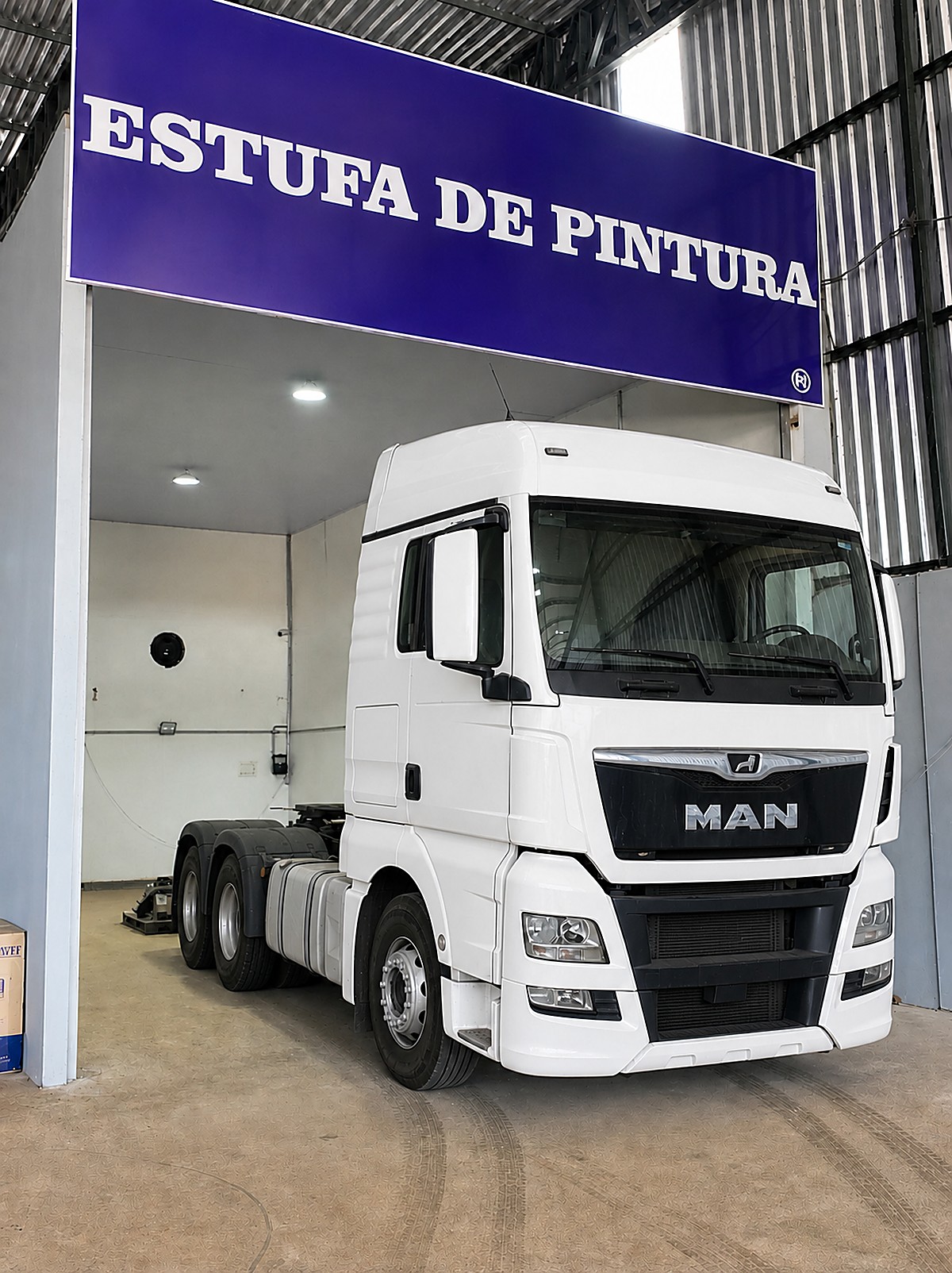 MAN TGX depois: chapa recuperada e repintada