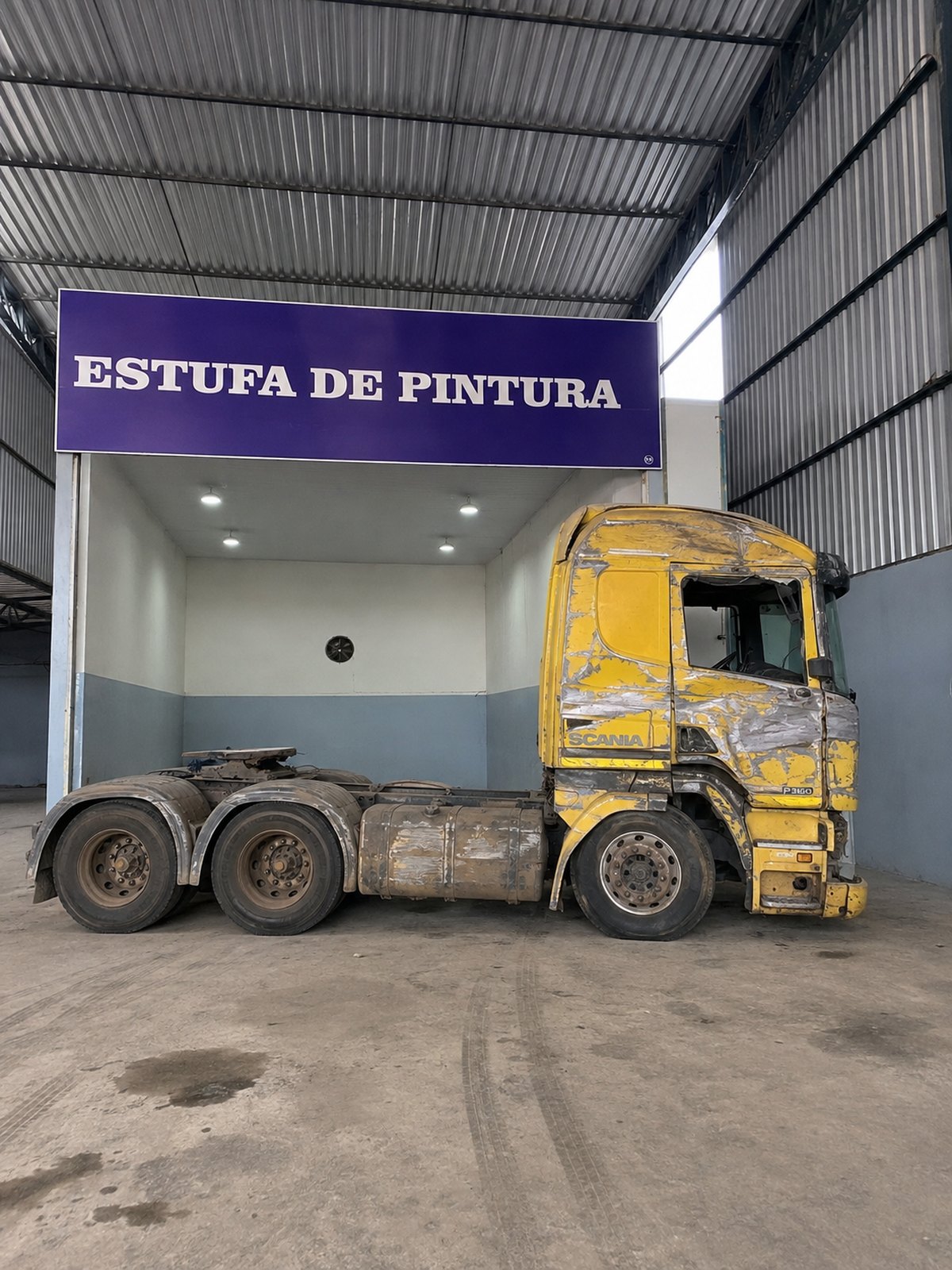 Scania P360 antes: pintura vencida e lataria marcada