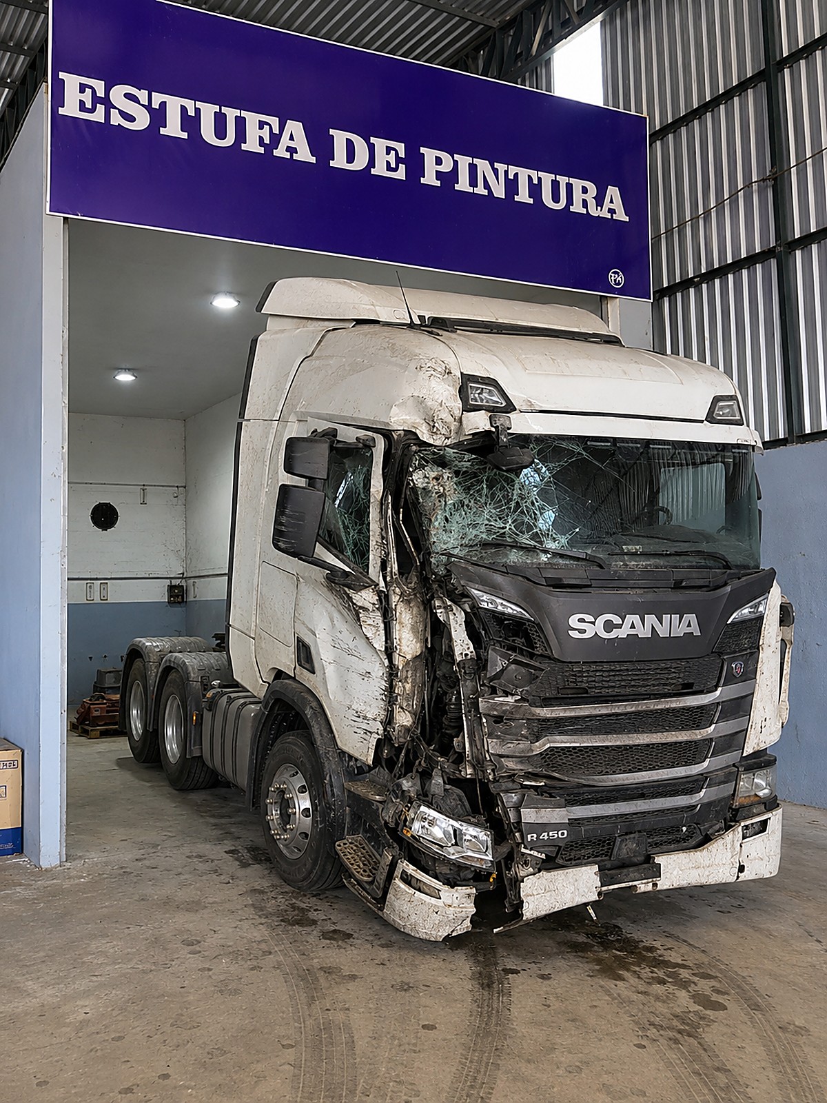 Scania R450 antes: frente danificada
