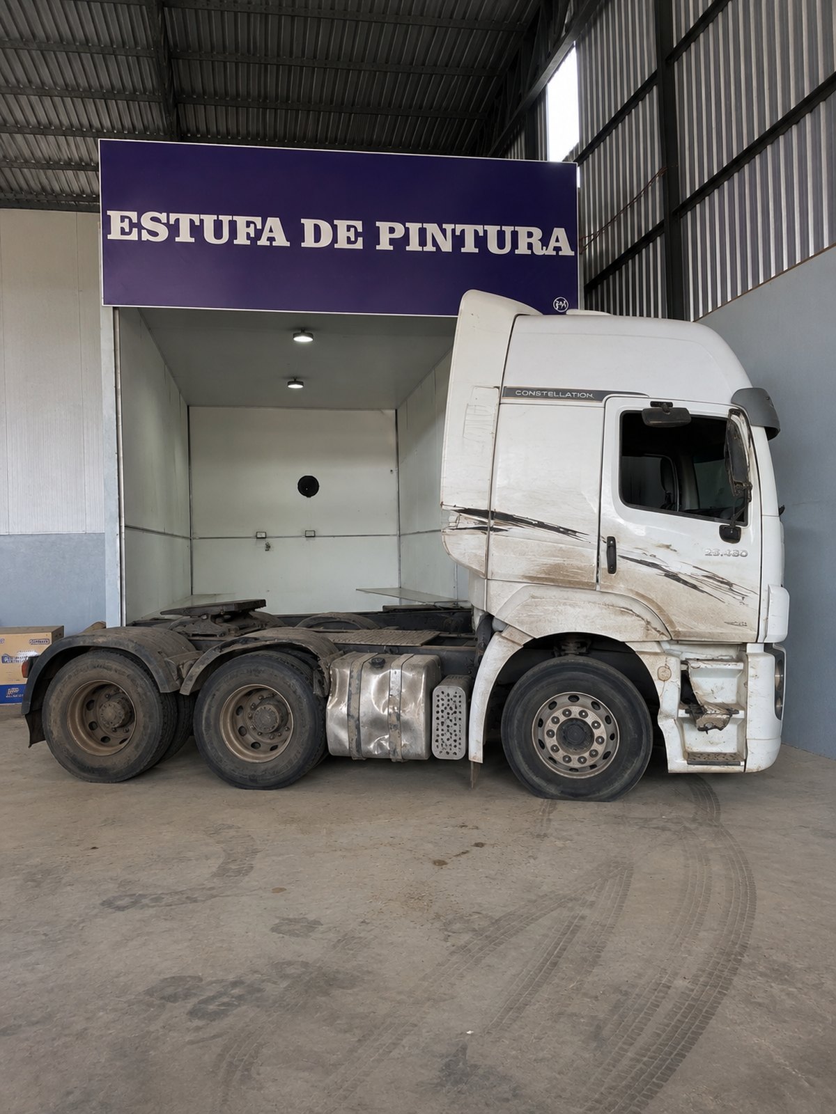 Volkswagen branco antes: lataria marcada e pintura desgastada