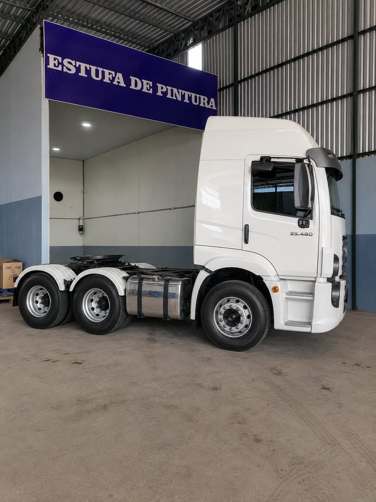 Volkswagen branco depois: lataria corrigida e repintada